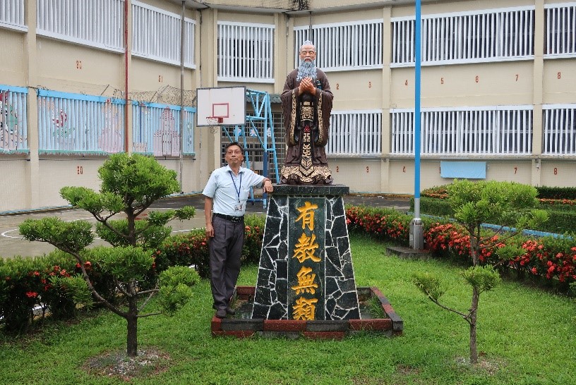 3.潘老師與正德學區孔子雕像合影