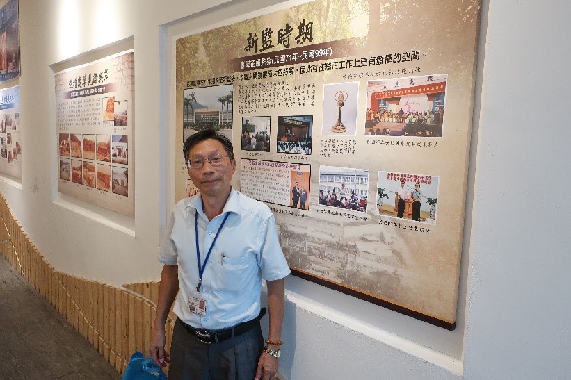 5.潘老師與花監歷史牆合影