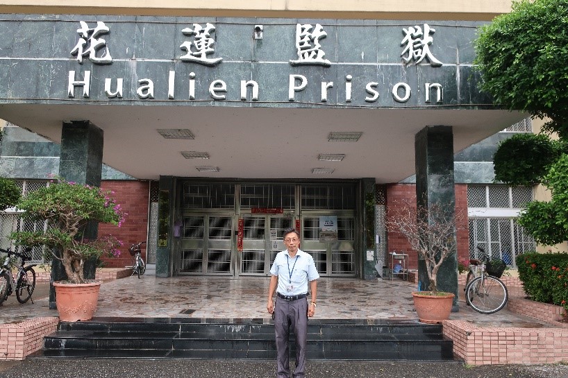 6.潘老師在花監門口留影