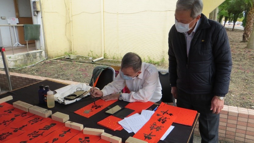 2.秘書羅邦發現場慰問關懷，並感謝紀乃石老師蒞臨揮毫。