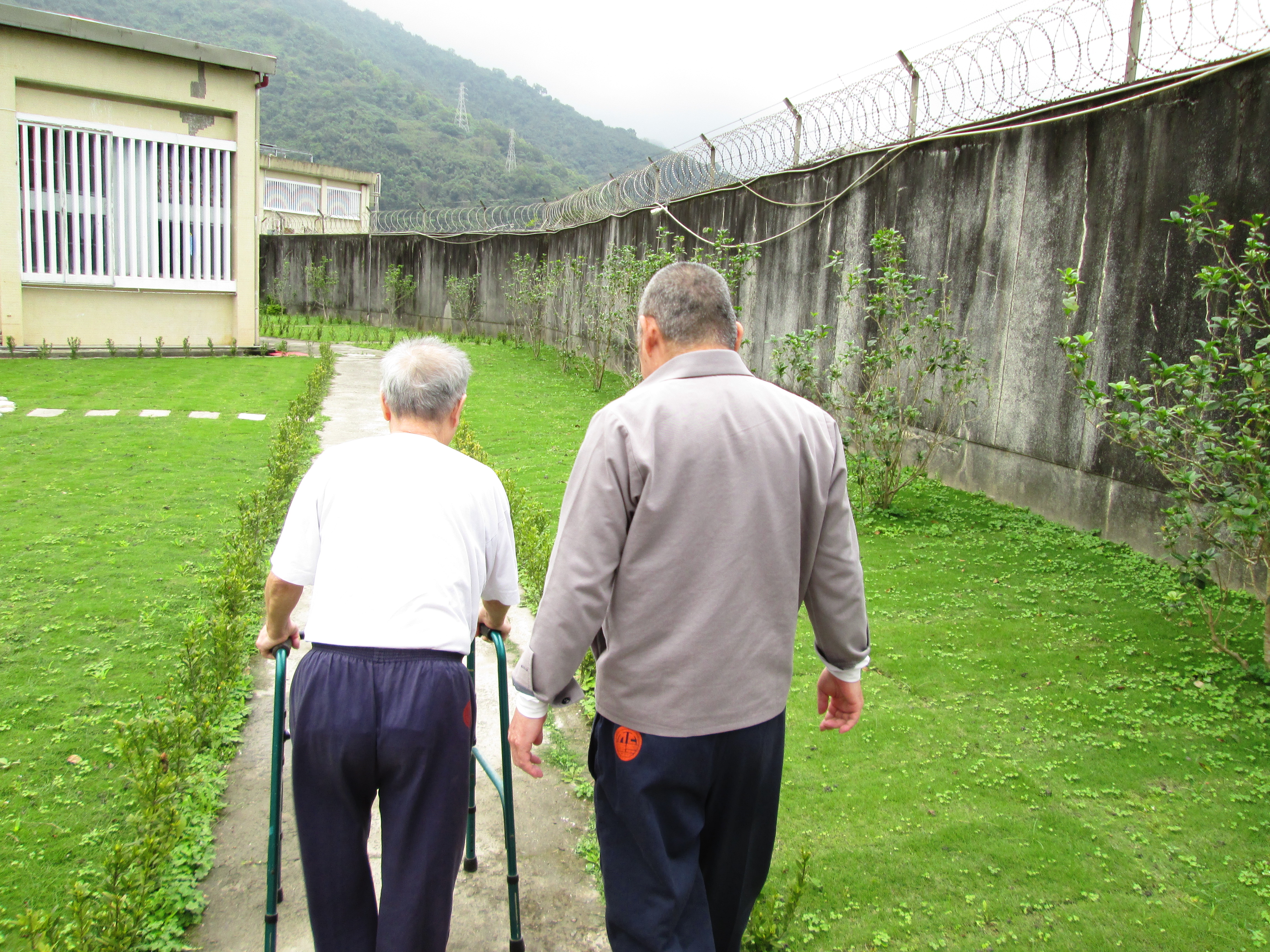 病犯在療癒花園漫步