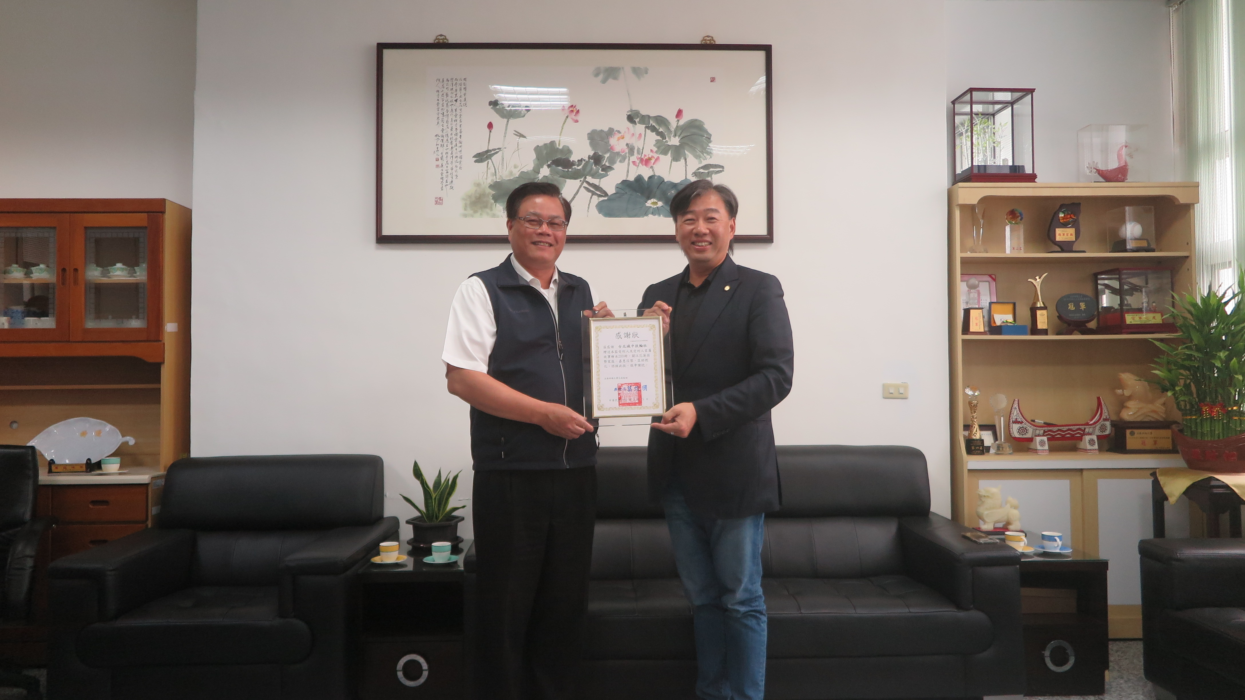 典獄長頒發感謝狀給台北城中扶輪社廖社長天倫