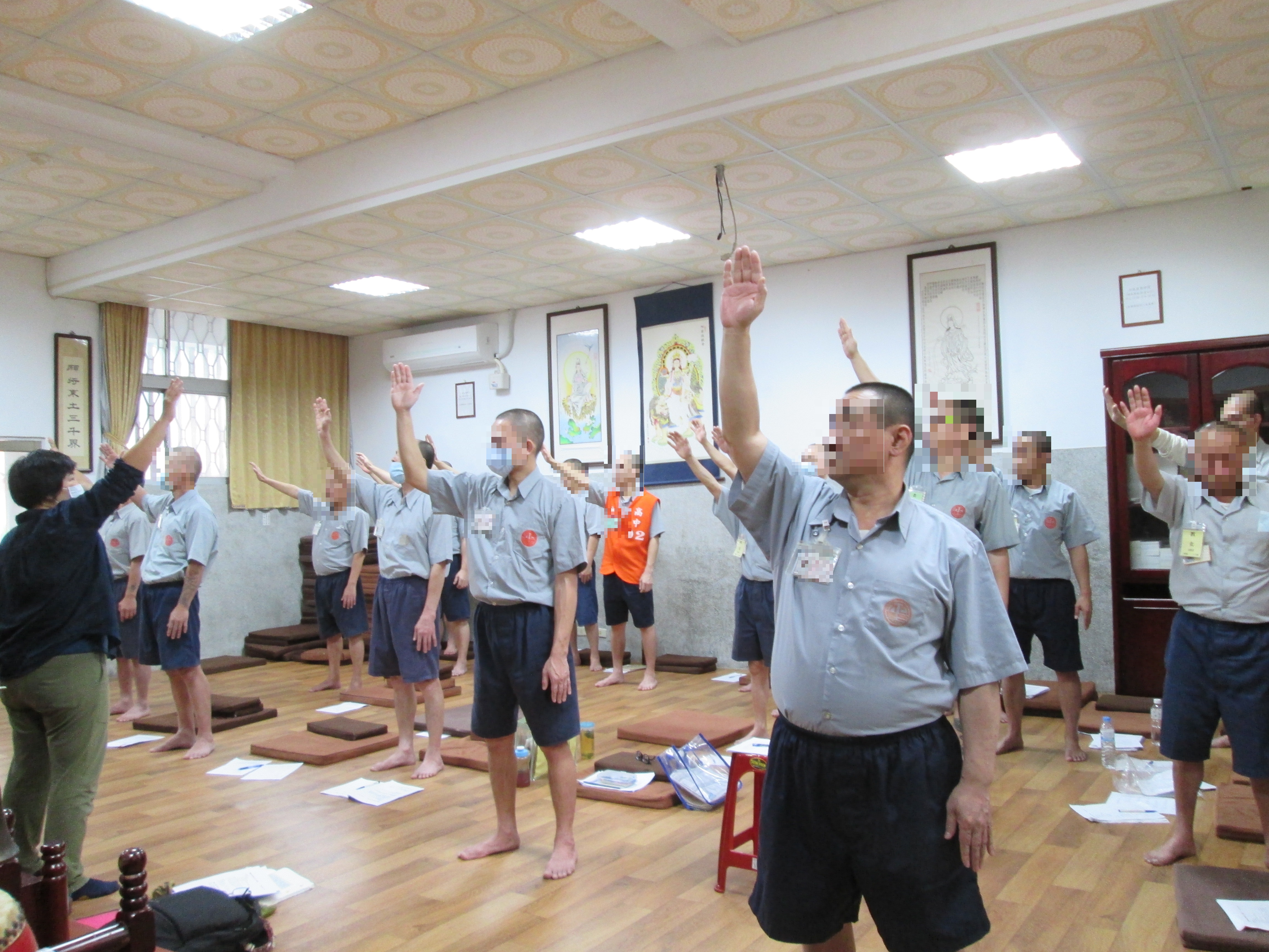 領導者每次在團體開始及結束皆會帶領成員進行「慈心靜觀」，以開放、接納的態度聚焦當下，而不反覆思索過往，有能力覺察此時此刻的狀態。(場景1)