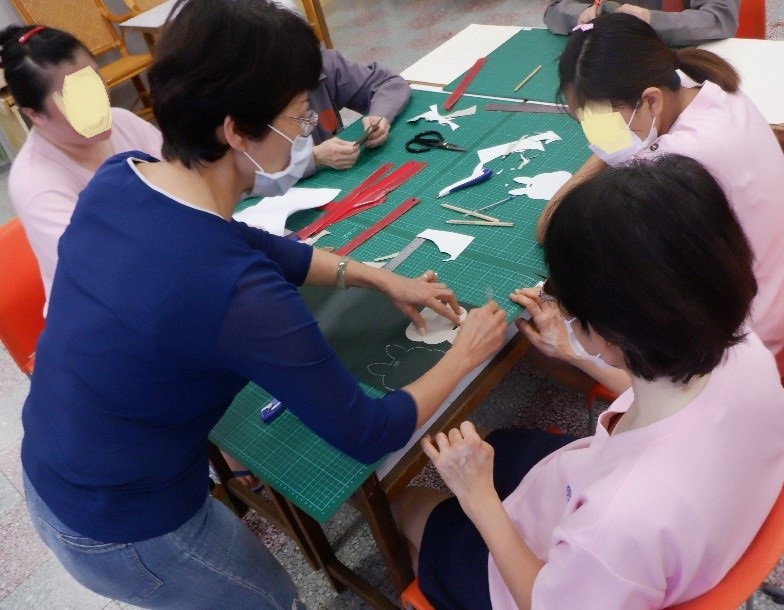 學員學習裁剪皮革造型