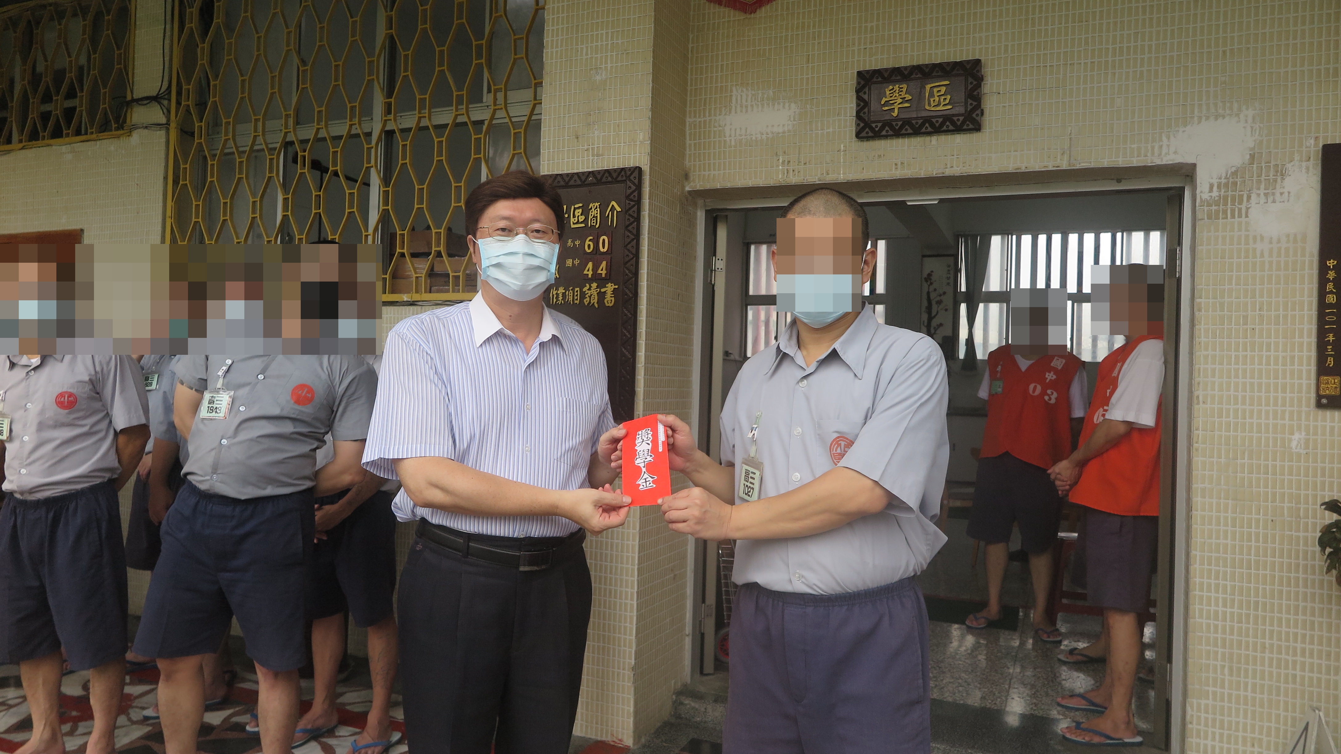 副典獄長親頒獎學金給高中部代表
