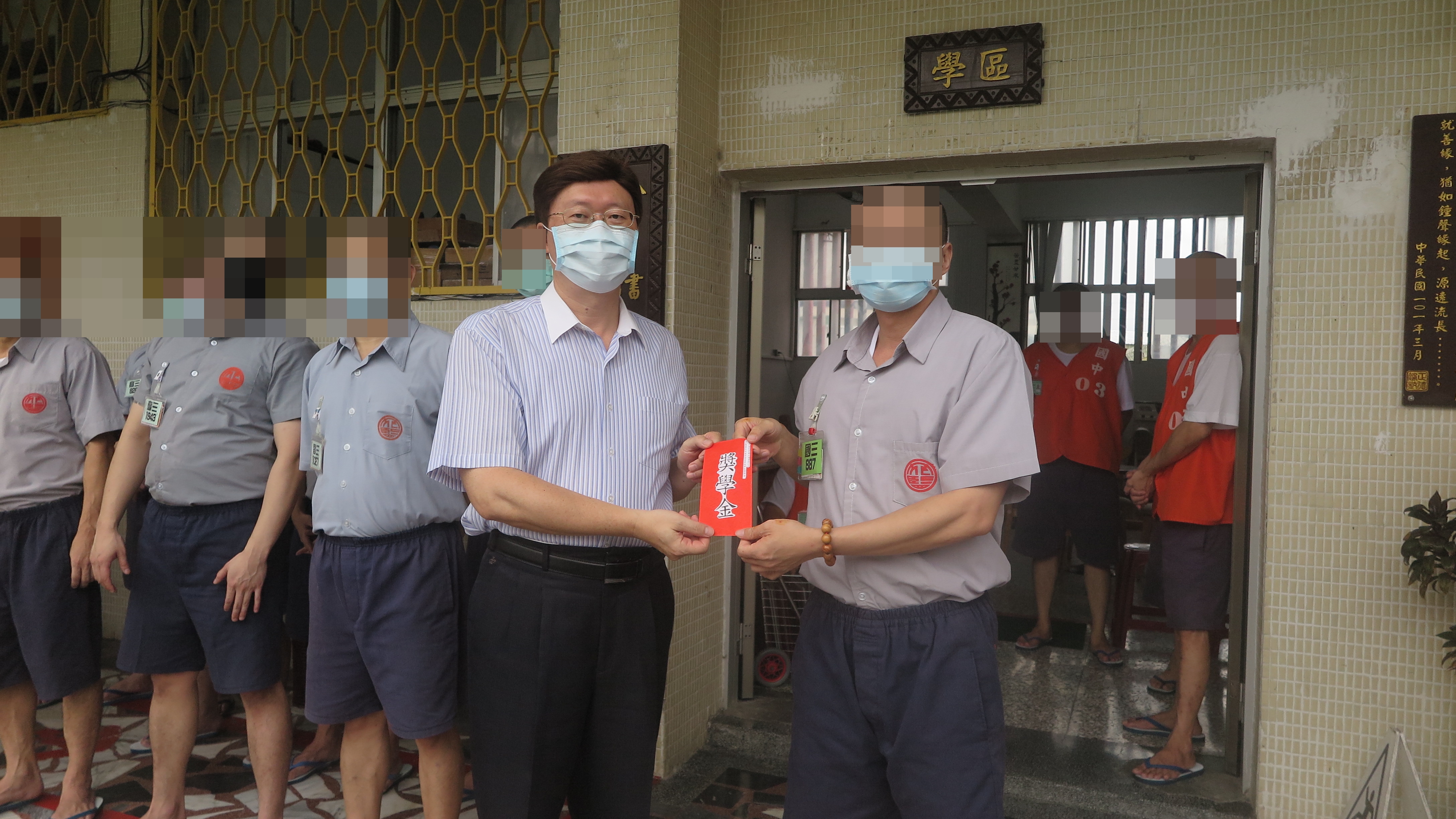 副典獄長親頒獎學金給國中部代表
