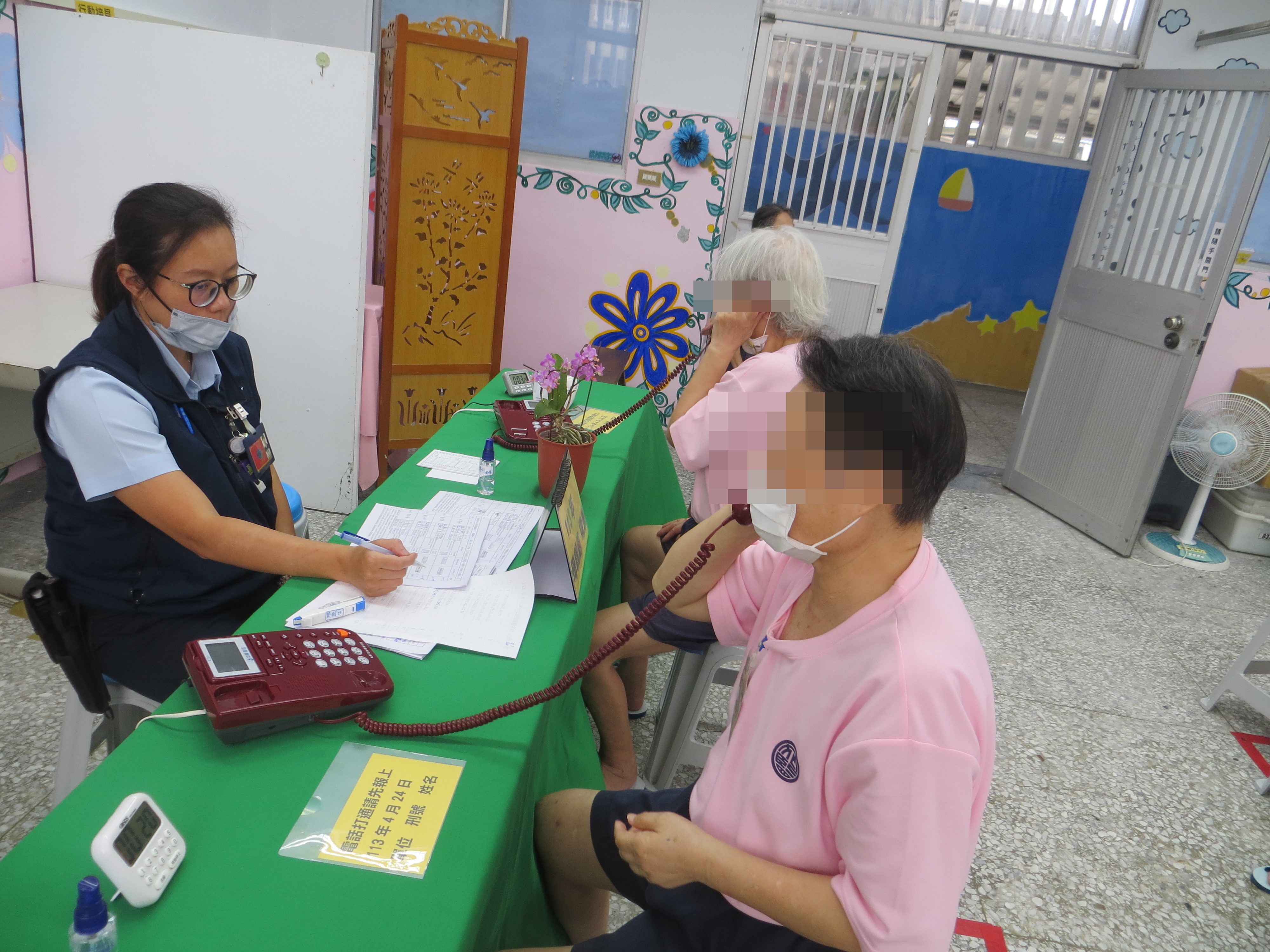 女監收容人聽到子女透過電話祝福自己母親節快樂，感動得流下淚水。