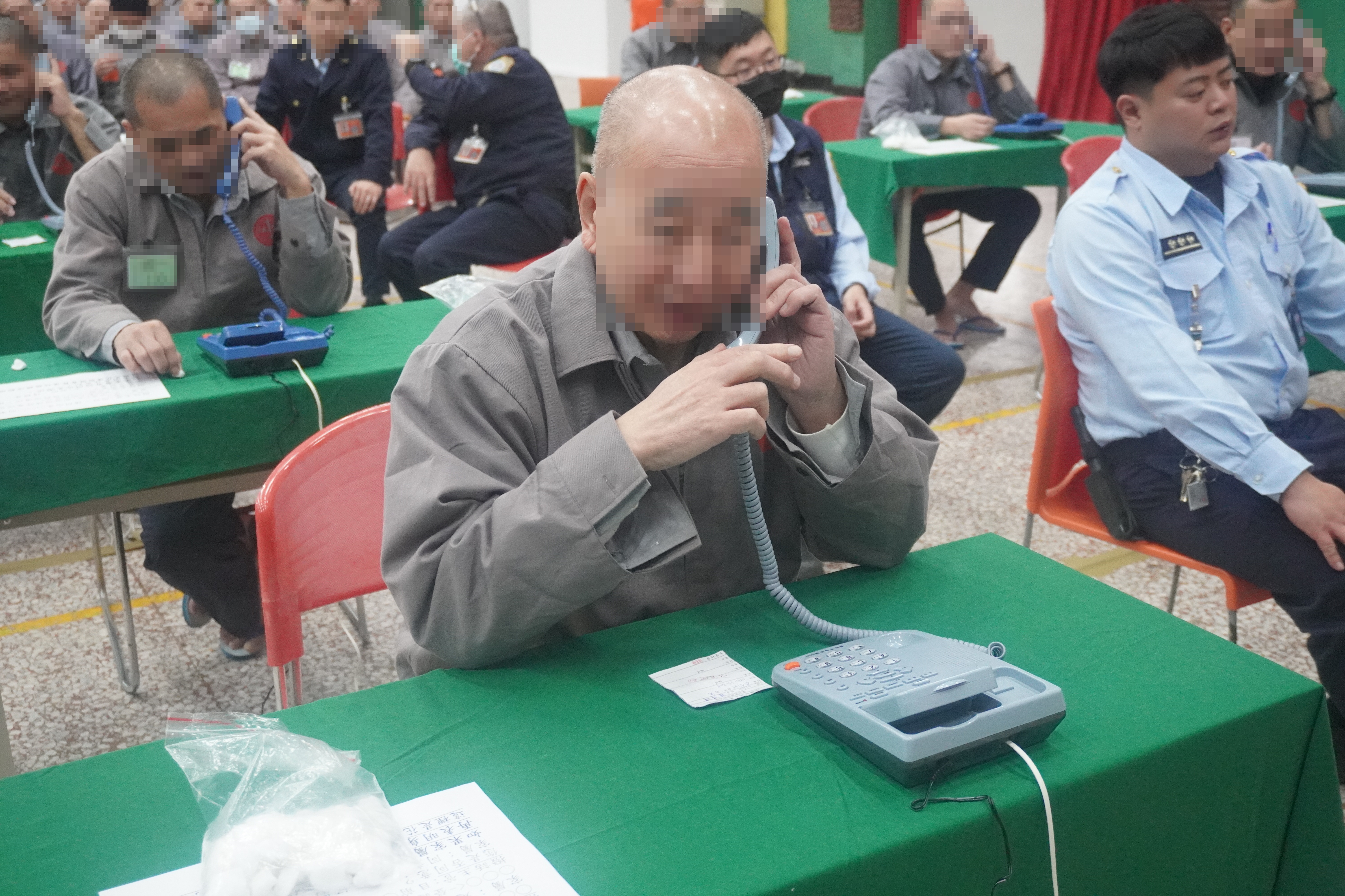 4.年邁的收容人開心與孫子通話，並鼓勵孫子好好向學，腳踏實地不可好高騖遠