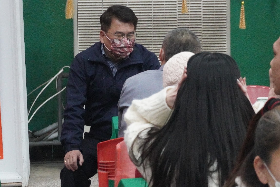 副典獄長逐桌向同學拜年慶賀