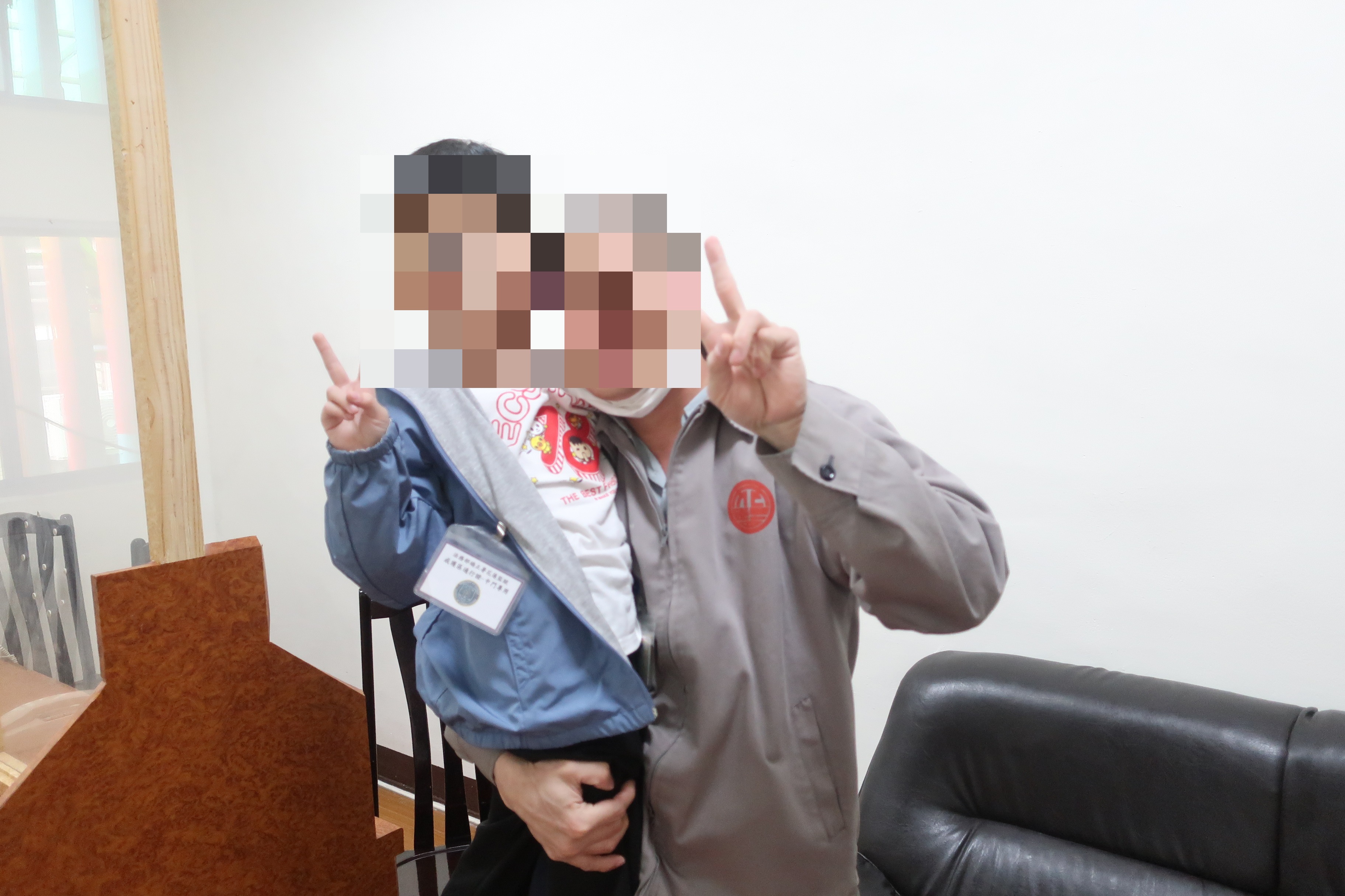 阿龍在監多年，以往僅透過行動接見與子女聯絡。本次親子會面為第一次面對面見到自己兒女。