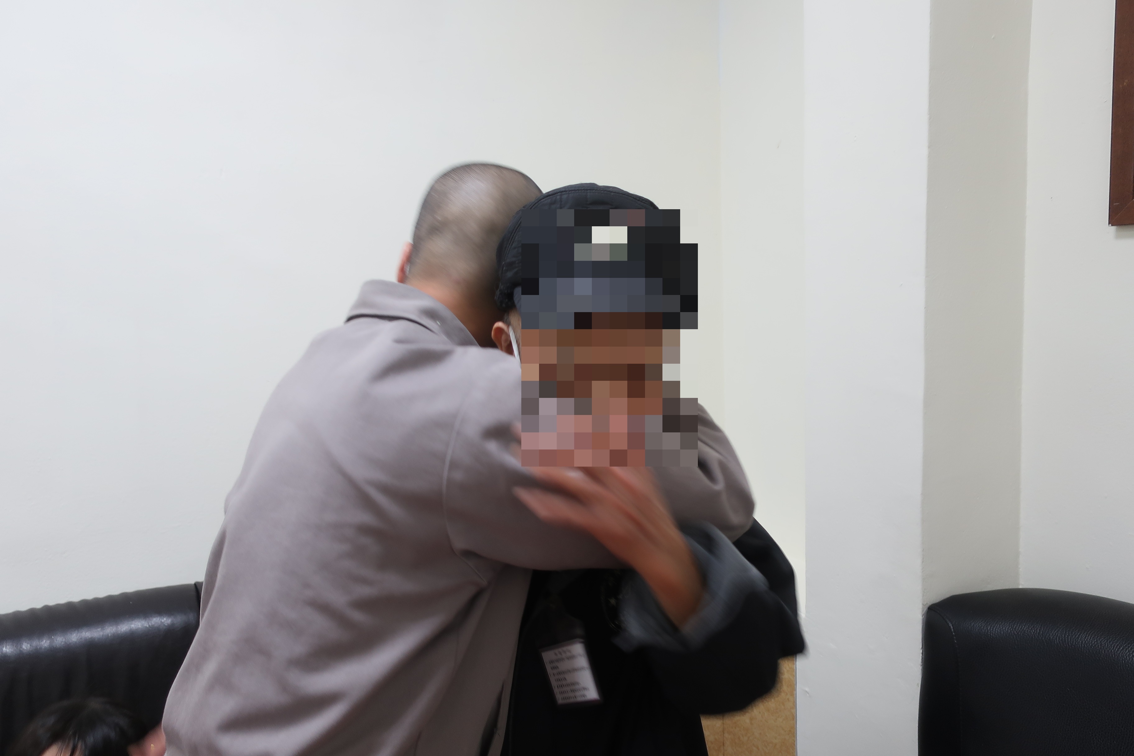 阿龍與父親互相擁抱，感恩80多歲老父親長途跋涉來花蓮監獄看他