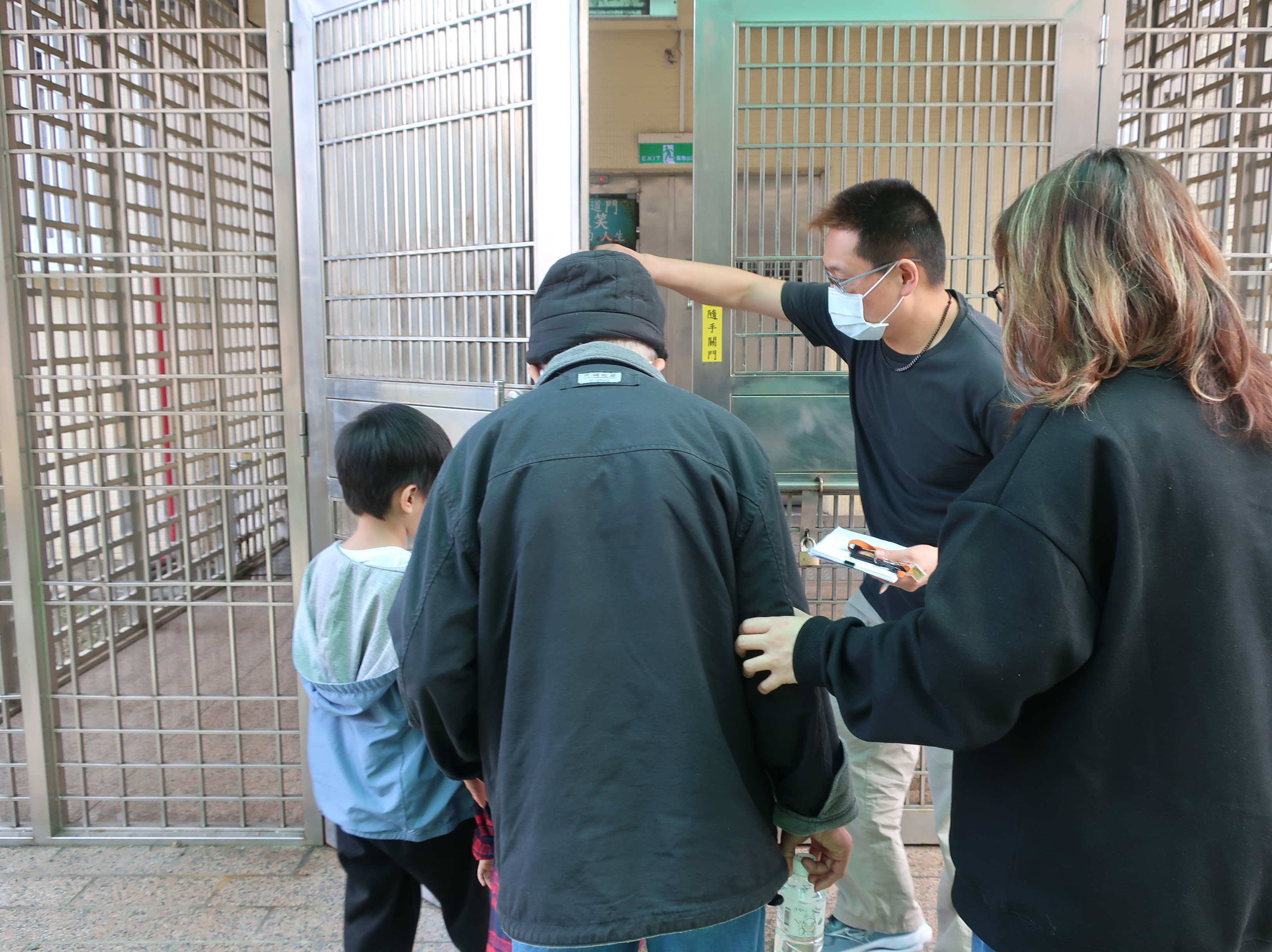家屬探視結束，本監社工人員護送家屬離開，圓滿本次親子會面。